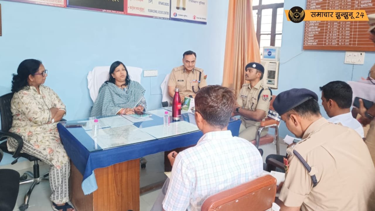 चुनावी तैयारियों को लेकर पुलिस पर्यवेक्षक और प्रशासनिक अधिकारियों की बैठक