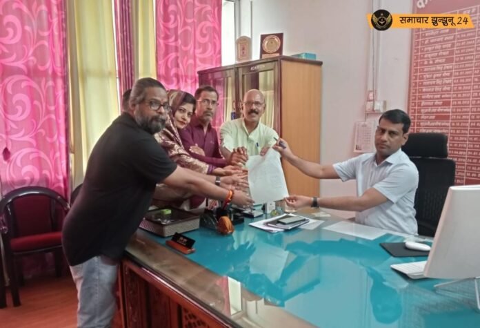 बारिश से क्षतिग्रस्त हुआ मकान: पीड़ित परिवार ने एसडीएम को दिया ज्ञापन, मदद मांगी
