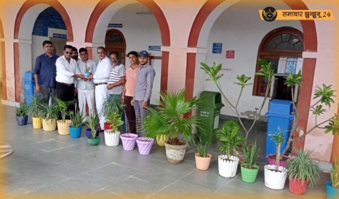 भामाशाहों का सहयोग: गर्मी में यात्रीयों को पिलाया था शीतल जल, अब रेलवे स्टेशन के सौन्दर्यीकरण के लिए भेंट किए गमले