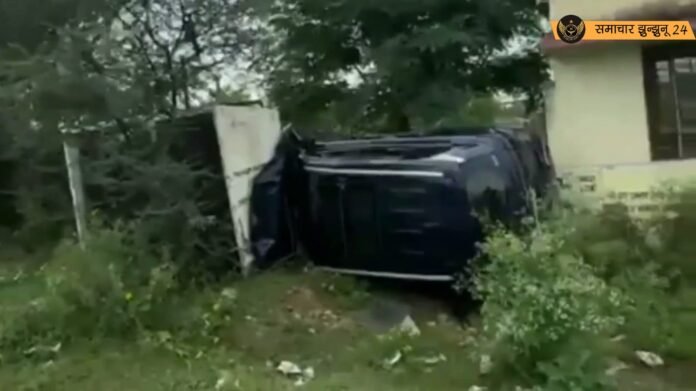 अनियंत्रित कार पलटी खाकर कृषि उपज मंडी की दीवार में घुसी, कार सवार तीन लोग हुए घायल