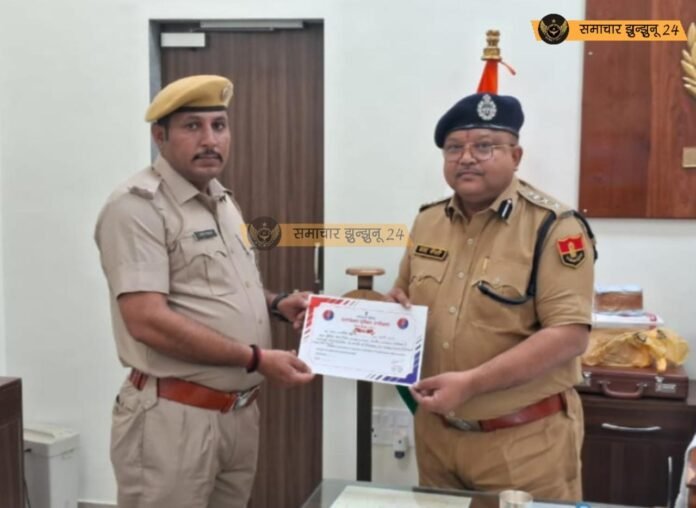 एसपी शरद चौधरी ने बाइक चोरी की वारदात का खुलासा करने वाले कांस्टेबल अमित कुमार को सम्मानित किया