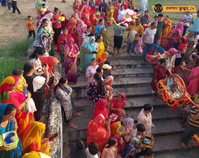 जलझूलनी एकादशी पर पिलानी में ठाकुर जी को डोल में विराजमान कराकर निकाली गई यात्राएं, तालाब पर करवाया जल विहार