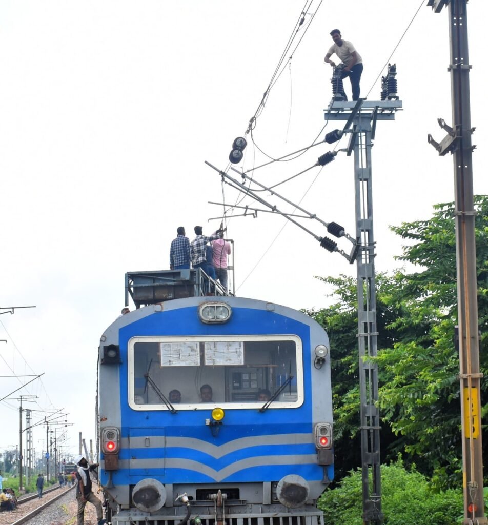 आगरा-दिल्ली रेलमार्ग पर मालगाड़ी दुर्घटना: 26 वैगन पटरी से उतरे, रेल यातायात प्रभावित