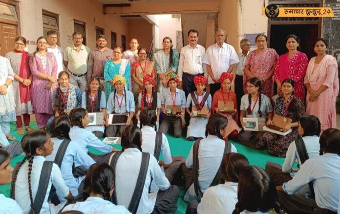 शैक्षणिक उपलब्धियों के लिए बेटियों को मिले टेबलेट, विद्यालय में हुआ स्वागत