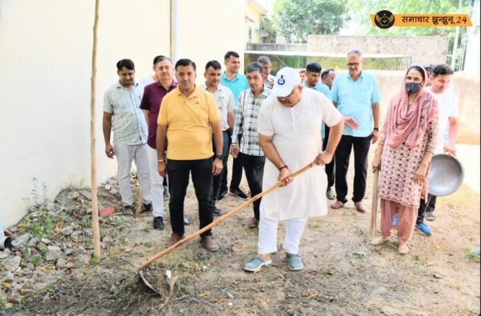 झुंझुनूं पुलिस ने मनाया स्वच्छ भारत दिवस, कार्यालयों की सफाई कर दिखाई प्रतिबद्धता