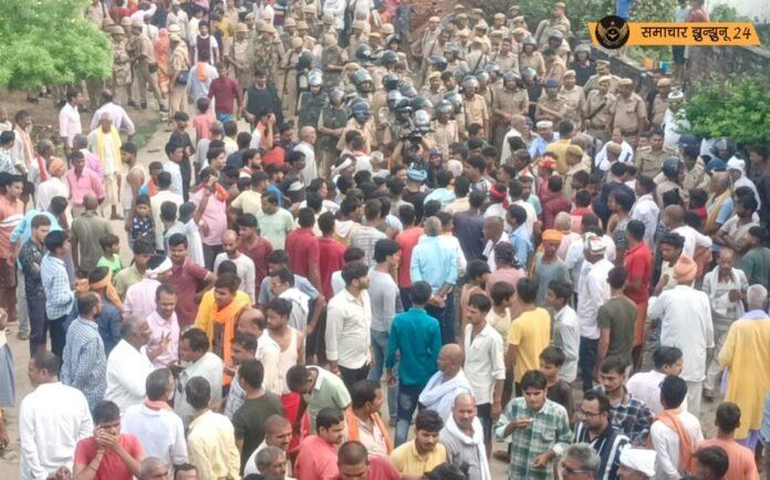 बहराइच में हिंसा के बाद तनाव बरकरार: मृत युवक का शव लेकर ग्रामीणों ने किया विरोध प्रदर्शन, बड़ी संख्या में पुलिस बल तैनात