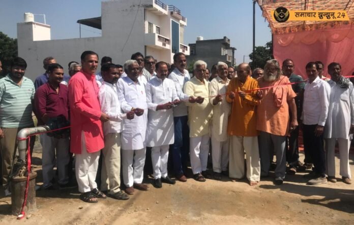 भाजपा नेता राजेश दहिया ने चिड़ावा में नलकूप का उद्घाटन किया