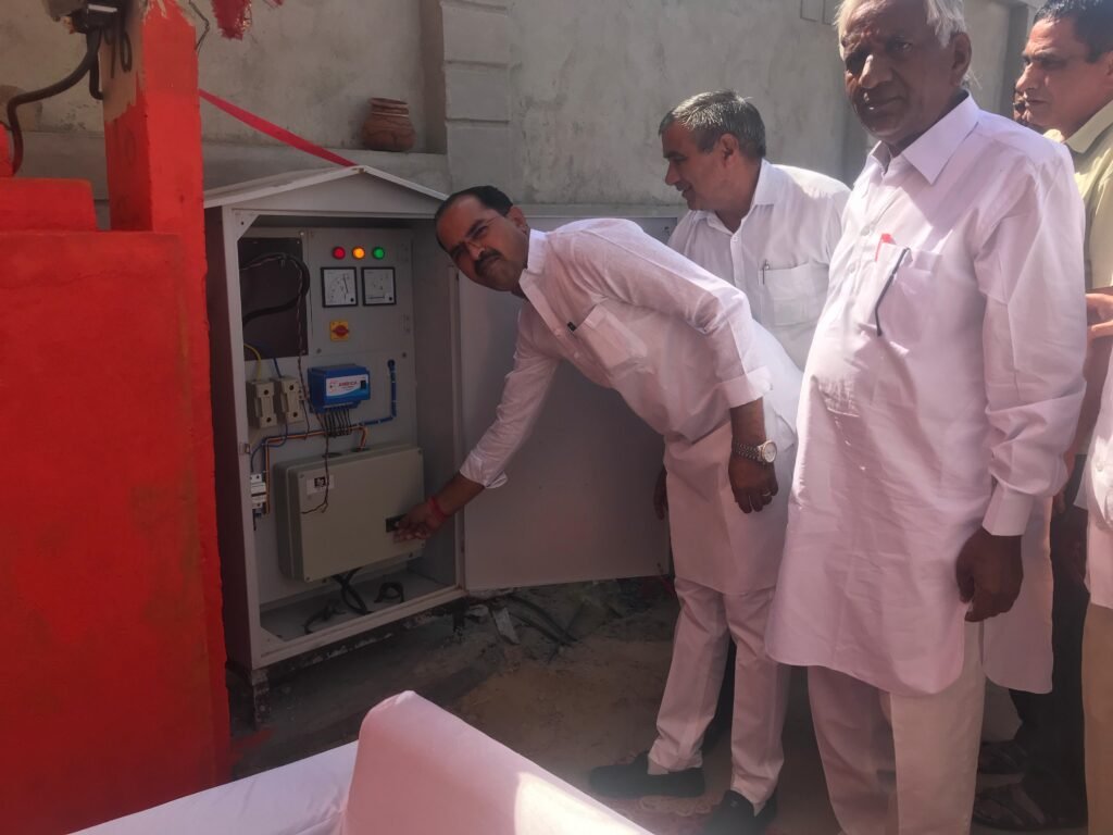 भाजपा नेता राजेश दहिया ने चिड़ावा में नलकूप का उद्घाटन किया