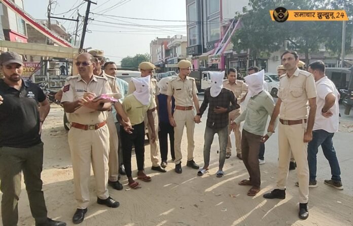 देव दर्शन के नाम पर महिलाओं को ठगने वाले बदमाशों का पुलिस ने निकाला जुलूस, लंगड़ाते शातिर ठगों को देखने के लिए उमड़ा लोगों का हुजूम