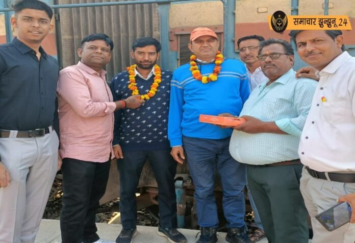 दैनिक रेल यात्री संघ चिड़ावा ने हिसार-पुणे ट्रेन का किया स्वागत