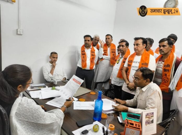 नहीं मिला 2022 रबी फसल का मुआवजा, हमीनपुर और काजी गांव के किसानों ने विरोध प्रदर्शन कर तहसीलदार को सौंपा ज्ञापन