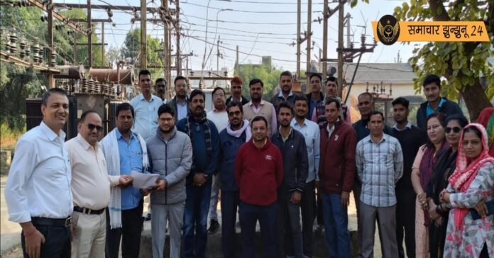 विद्युत निजीकरण के विरोध में कर्मचारियों का प्रदर्शन, सहायक अभियंता को सौंपा ज्ञापन