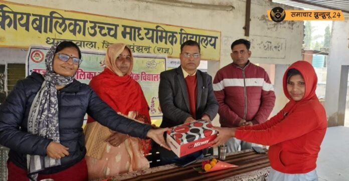 भामाशाह रचित कुमार शर्मा ने राजकीय बालिका उच्च माध्यमिक विद्यालय धतरवाला की सभी छात्राओं को जूते-जुराब भेंट किए