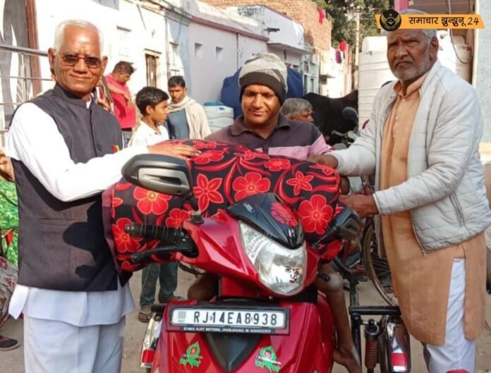 अम्बेडकर शिक्षा समिति ने जरूरतमंदों को रजाइयां वितरित की, सोलंकी ने की सराहना