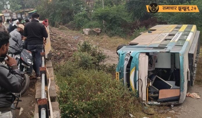 खंडवा जिले में बड़ा हादसा: टूरिस्ट बस पुल से गिरी, 18 यात्री घायल