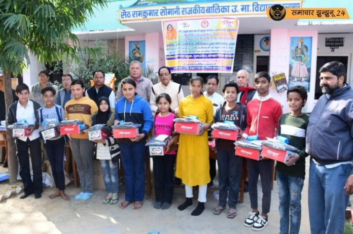 इस्लामपुर बालिका विद्यालय में छात्राओं को स्वेटर वितरण, गोविंद राम बसोतिया चैरिटेबल ट्रस्ट और गौड़ ब्राह्मण महासभा के संयुक्त तत्वावधान में आयोजित हुआ कार्यक्रम