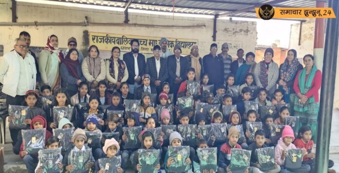 धत्तरवाला के सरकारी स्कूल में भामाशाह ने बांटे स्वेटर, सर्दी में स्वेटर पाकर खिल उठे छात्राओं के चेहरे