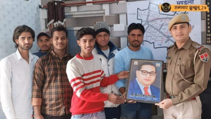 थानाधिकारी सुरेश कुमार रोलन का स्वागत, बाबा साहब भीमराव अंबेडकर की तस्वीर भेंट की