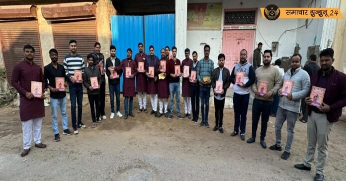 चिड़ावा में 25वां बसंत महोत्सव: आयोजन की तैयारियां जोरों पर, नवयुवक मित्र मंडल के सदस्यों ने बांटे निमंत्रण पत्र