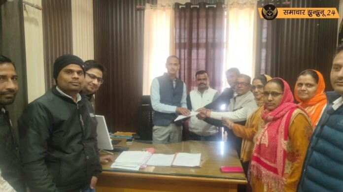 राजस्व मंत्रालयिक कर्मचारियों ने किया प्रदर्शन, मांगों को लेकर सौंपा ज्ञापन