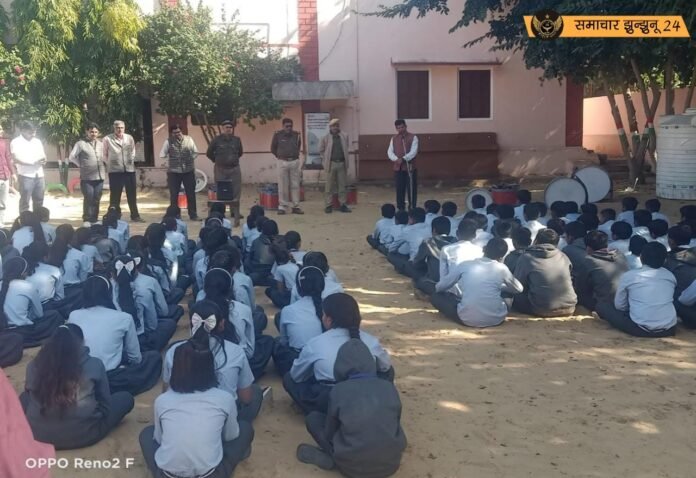झुंझुनूं पुलिस ने स्कूली छात्रों को यातायात नियमों और साइबर सुरक्षा के प्रति किया जागरूक