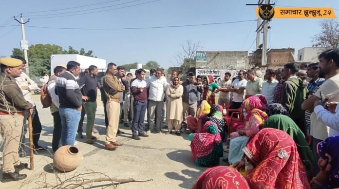 अरड़ावता में रास्ते के विवाद को लेकर ग्रामीणों ने सुल्ताना-चिड़ावा मार्ग किया जाम: सड़क पर बैठ कर की नारेबाजी, समझाइश और आश्वासन के बाद हटे लोग