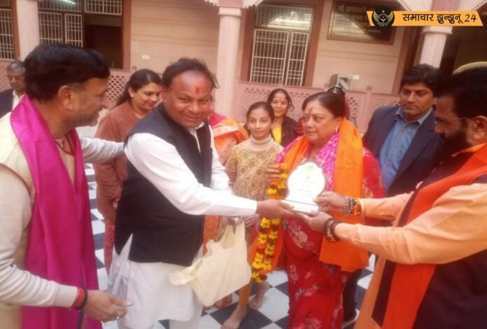 वसुंधरा राजे ने शाकंभरी देवी के दरबार में लगाई धोक, समर्थकों ने किया सम्मान