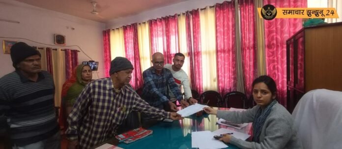 वार्ड 12 की आदर्श कॉलोनी में छह माह से पेयजल संकट, समाधान को लेकर एसडीएम को सौंपा ज्ञापन