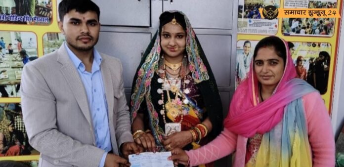 नवविवाहित जोड़े ने सरला पाठशाला में जरूरतमंद बच्चों को दी सहयोग राशि