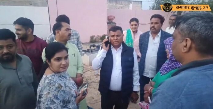 चिड़ावा: बारी गांव के प्रचलित रास्ते को खुलवाने की मांग को लेकर नौसेना जवान मंदीप कलेक्टर से मिले