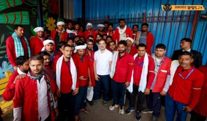 नई दिल्ली रेलवे स्टेशन पहुंचे राहुल गांधी, कुलियों से की मुलाकात