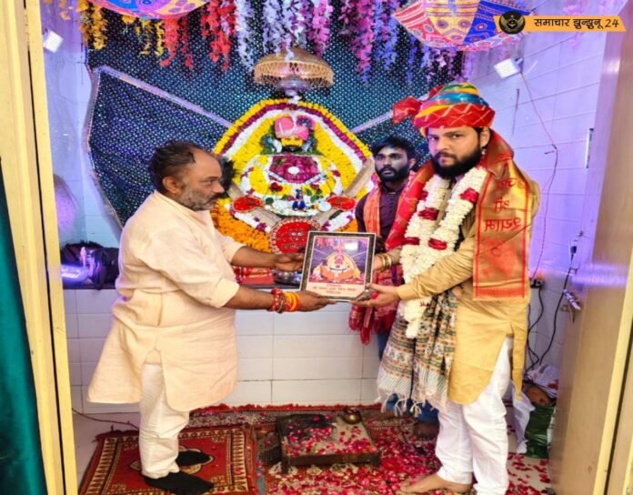 खाटूश्याम मन्दिर पुजारी परिवार के श्याम सिंह चौहान आए चिड़ावा, पुष्प वर्षा से हुआ स्वागत, श्याम भक्तों से फाल्गुन मेले पर की चर्चा