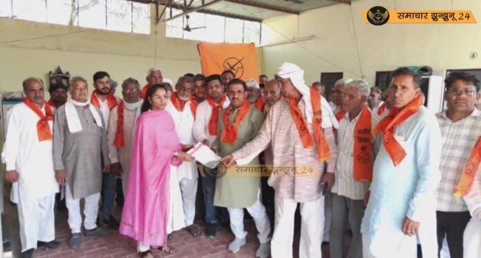 पिलानी में किसानों का विरोध प्रदर्शन, बीमा कंपनियों और सरकार के खिलाफ नारेबाजी