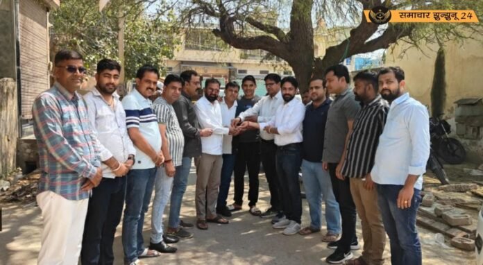 हिन्दू नववर्ष शोभायात्रा में आमंत्रण को लेकर गली-गली घूम रहे कार्यकर्ता, बांट रहे पीले चावल