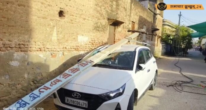 नवलगढ़ में खड़ी कार पर गिरा विद्युत पोल, बड़ा हादसा टला