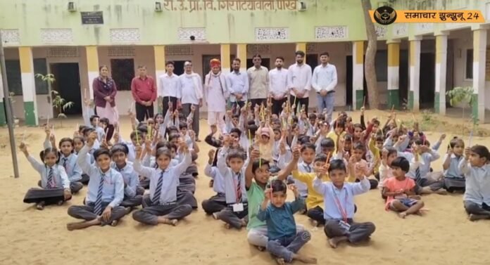 उदयपुरवाटी: भामाशाह कुलदीप सैनी की पहल पर अशोक सैनी ने विद्यार्थियों को दी शिक्षण सामग्री