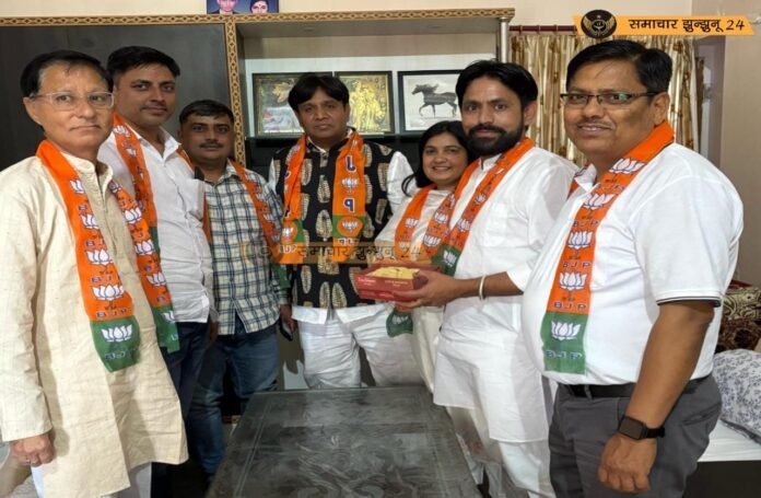 स्थापना दिवस पर भाजपाइयों ने फहराया ध्वज, ली सेल्फी और किया मिष्ठान्न वितरण