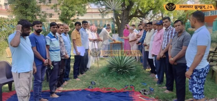 ग्राम पंचायत काजड़ा को पंचायत समिति पिलानी में जोड़ने पर किया विरोध प्रदर्शन