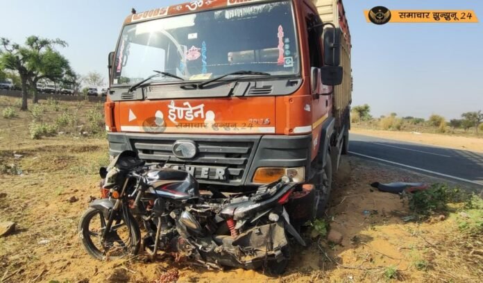मंड्रेला में भीषण सड़क हादसा: ट्रक और बाइक की टक्कर में एक युवक की मौत, दो गंभीर घायल