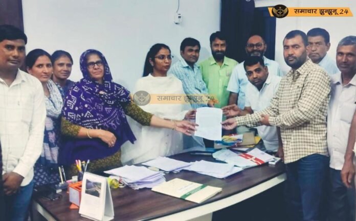 पिलानी तहसील कार्यालय को अन्यत्र स्थानांतरित करने की मांग, कर्मचारियों ने तहसीलदार को दिया जिला कलेक्टर के नाम ज्ञापन