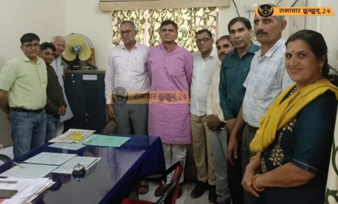 गौरव सेनानी सेवा समिति उपाध्यक्ष ब्रह्मानंद रोहिला ने चिड़ावा सैनिक बोर्ड को भेट की अलमारी