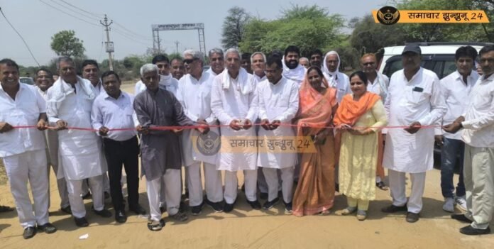 पिलानी में सांसद बिजेंद्र ओला का अभिनंदन, कहा- नहर के मुद्दे पर डबल इंजन सरकार फेल, सीमेंट ब्लॉक सड़क का उद्घाटन किया