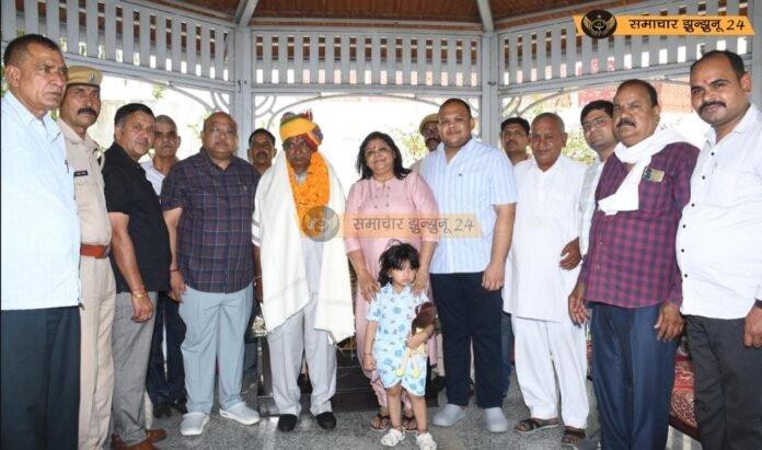 डीआईजी शरद चौधरी ने चतुर्थ श्रेणी कर्मचारी को दी भावभीनी विदाई, सेवानिवृत्त कर्मचारी को स्वयं गाड़ी चलाकर घर छोड़ा