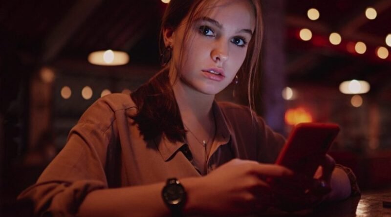 How a woman’s side glance took the internet by storm
