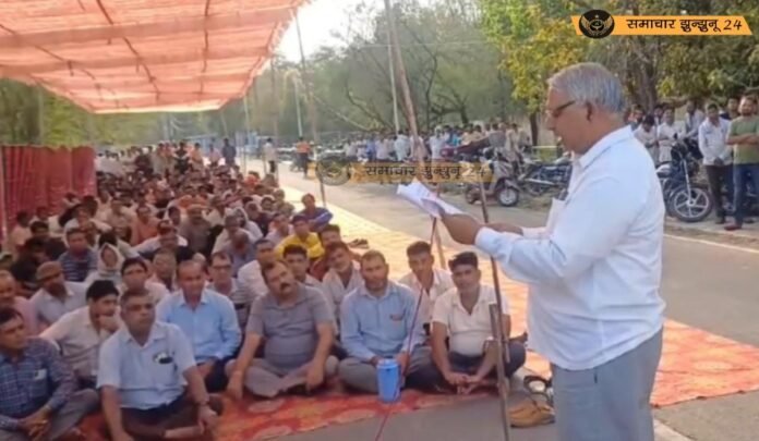 खेतड़ी: केटीएसएस संगठन की हड़ताल को लेकर केसीसी प्रशासन भवन के सामने बैठक, कार्यपालक निदेशक को सौंपा ज्ञापन