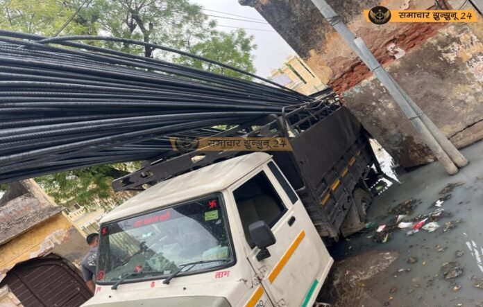 चिड़ावा कॉलेज मोड़ पर जानलेवा गड्ढा बना संकट, खुले चैंबर में फंसी सरियों से लदी पिकअप, वार्ड 18 में हादसे बढ़ने से स्थानीयों में आक्रोश, पालिका प्रशासन पर लापरवाही के आरोप