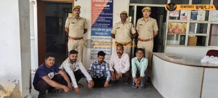 मुकुंदगढ़ में रास्ते को लेकर दो पक्षों में विवाद, पांच व्यक्ति शांतिभंग में गिरफ्तार, थाना पुलिस ने मौके पर पहुंचकर की त्वरित कार्रवाई मुकुंदगढ़: कस्बे के कसेरु क्षेत्र में शुक्रवार को रास्ते को लेकर दो पक्षों में कहासुनी से शुरू हुआ मामला देखते ही देखते तकरार में बदल गया। स्थिति को बिगड़ते देख पुलिस को सूचना दी गई। मुकुंदगढ़ थाना प्रभारी सरदारमल यादव के नेतृत्व में पुलिस टीम तुरंत मौके पर पहुंची और दोनों पक्षों को समझाइश देकर मामला शांत करवाया। पुलिस द्वारा शांति व्यवस्था भंग करने के आरोप में कसेरु निवासी आसीफ अली, सोहनलाल, शकुर, जमील और सदाम अली को हिरासत में लिया गया। थानाधिकारी ने बताया कि मौके पर पहुंचने पर पाया गया कि रास्ते के उपयोग को लेकर दोनों पक्षों के बीच पुराना विवाद था, जो आपसी कहासुनी में तब्दील हो गया। इससे क्षेत्र में तनाव की स्थिति बन गई थी, लेकिन समय रहते कार्रवाई कर हालात पर काबू पा लिया गया। पुलिस ने पांचों व्यक्तियों को भारतीय दंड संहिता की धारा 151 के अंतर्गत शांतिभंग के आरोप में गिरफ्तार किया है। थाने में पूछताछ के बाद आवश्यक कानूनी प्रक्रिया के तहत अगली कार्रवाई की जा रही है। पुलिस ने लोगों से शांति बनाए रखने की अपील करते हुए कहा कि आपसी विवादों को बातचीत से सुलझाएं, ताकि कानून व्यवस्था बनी रहे। इस घटनाक्रम के बाद क्षेत्र में अब स्थिति सामान्य बनी हुई है। मुकुंदगढ़ थाना पुलिस निगरानी बनाए हुए है और किसी भी संभावित विवाद को रोकने के लिए सतर्कता बरत रही है।