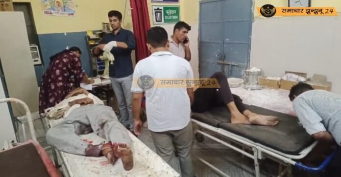 चिड़ावा-सिंघाना मार्ग पर बाइकें भिड़ीं, दो युवक गंभीर घायल, घटना के बाद एक बाइक सवार मौके से फरार, घायलों को झुंझुनूं किया रैफर