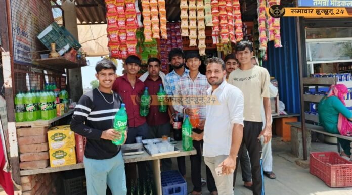 पिलोद गांव में युवाओं ने राहगीरों को गर्मी से राहत देने के लिए कोल्ड ड्रिंक वितरण किया