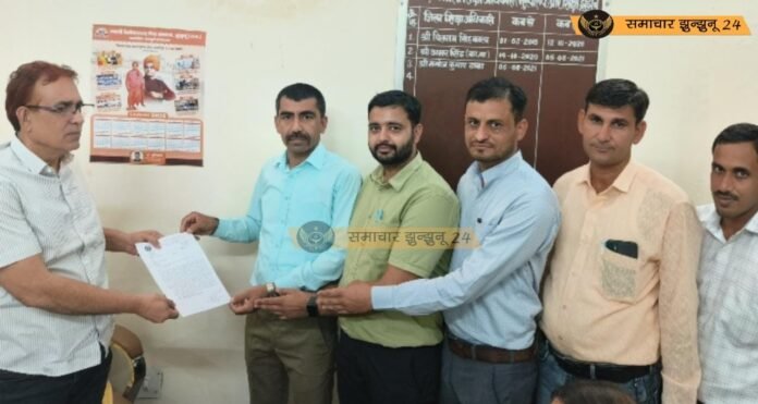शिक्षा विभाग में आईटी संवर्ग के पद सृजन की मांग को लेकर सीडीईओ को सौंपा ज्ञापन